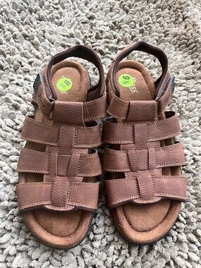Bass Outdoor Men's Hiking Sandal, Trek Model. Size 9 1/2 Brown Color.